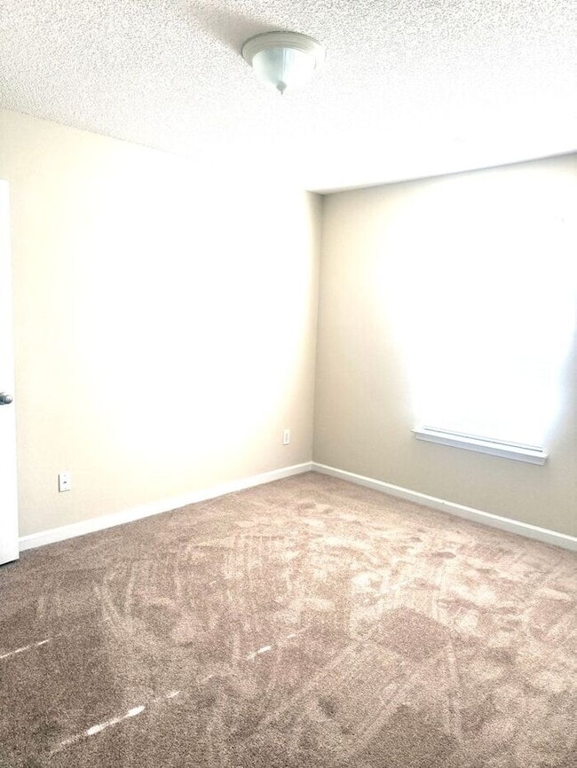 Building Photo - Lexington-Offering Self Guided Tour with R...