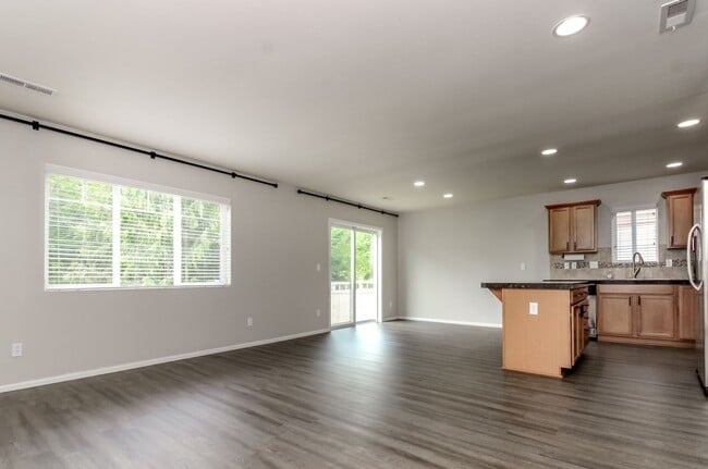 Building Photo - 3684 London Loop NE