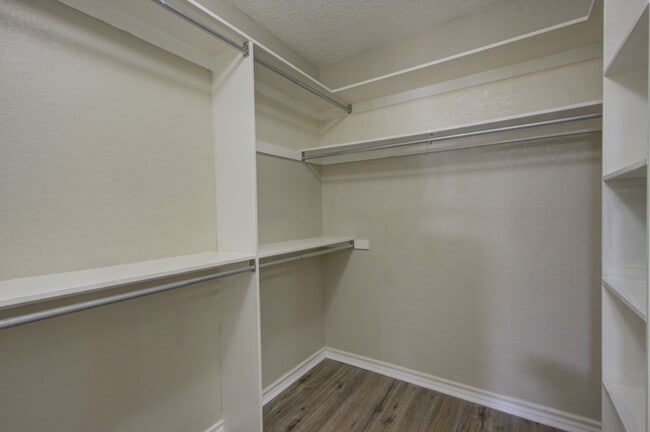 Building Photo - 118 Val Verde Trail