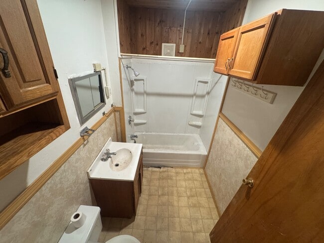 Building Photo - 2628 W 3rd St