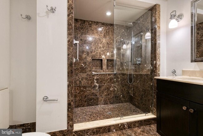 Building Photo - 1220 Bank St