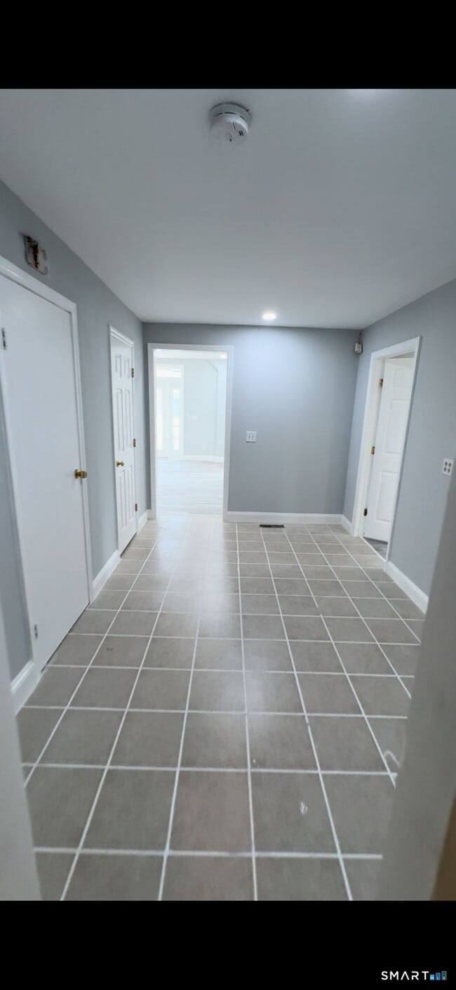 Building Photo - 95 New Canaan Ave