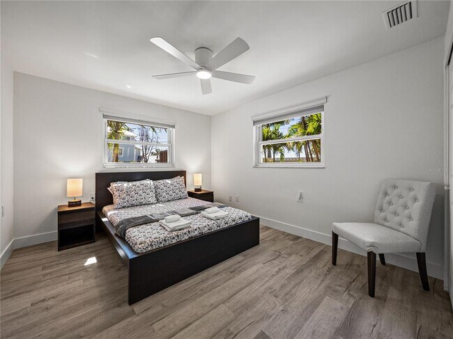 Building Photo - 7125 Shore Dr S