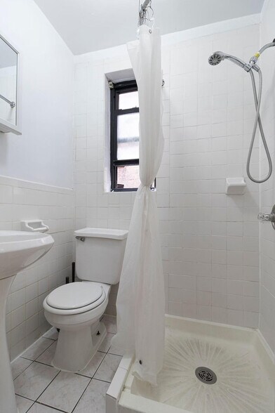Building Photo - 315 E 95th St