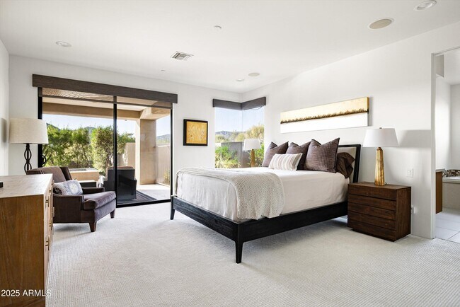 Building Photo - 9894 E Miramonte Dr