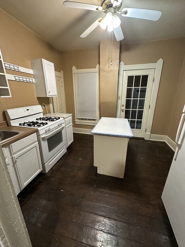 Building Photo - 610 S Green St