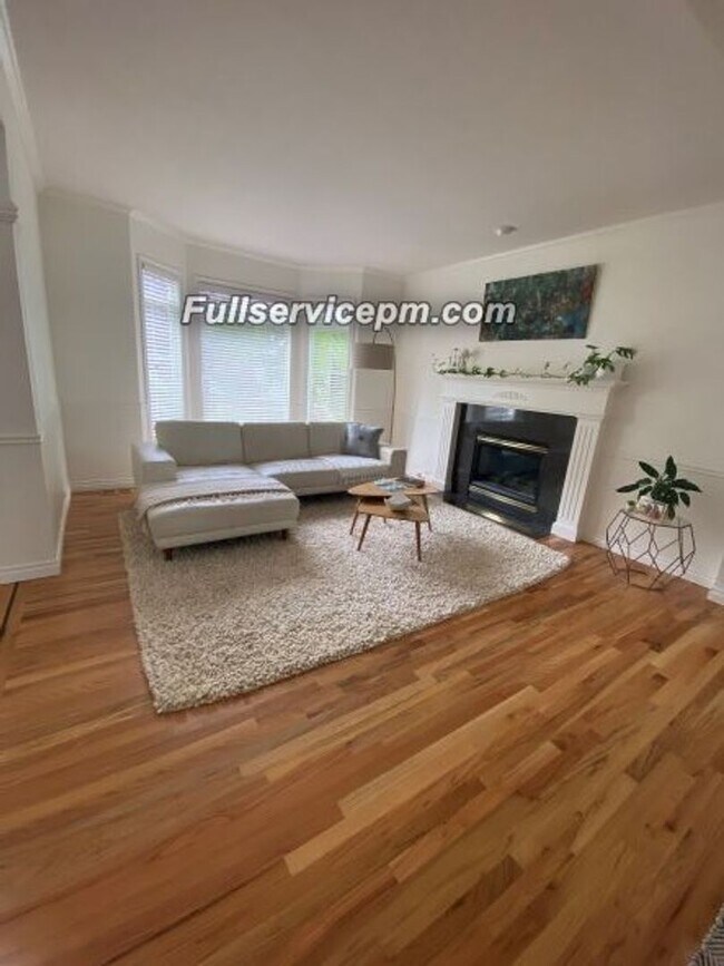 Building Photo - Beautiful Federal Way home you don't want to miss