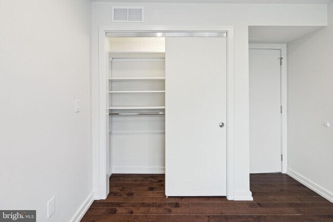Building Photo - 708 S Sartain St