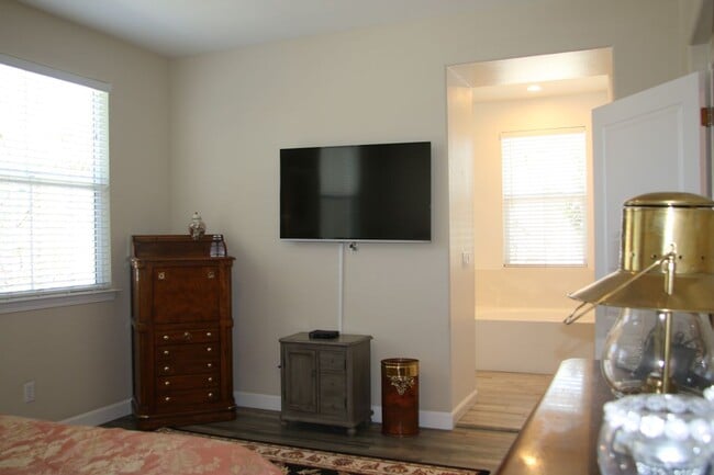 Building Photo - 3591 Sacramento Dr