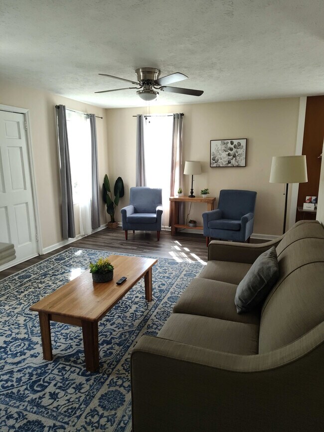 Building Photo - 3912 Crestview Dr