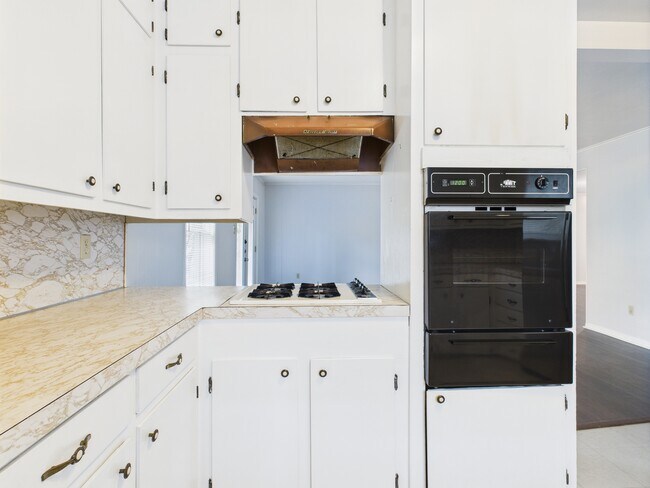 Building Photo - 1402 Village Dr