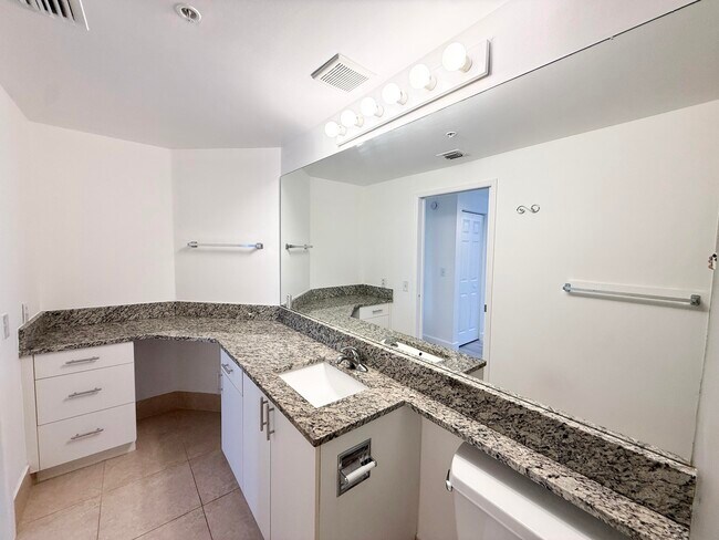 Building Photo - 630 S Sapodilla Ave