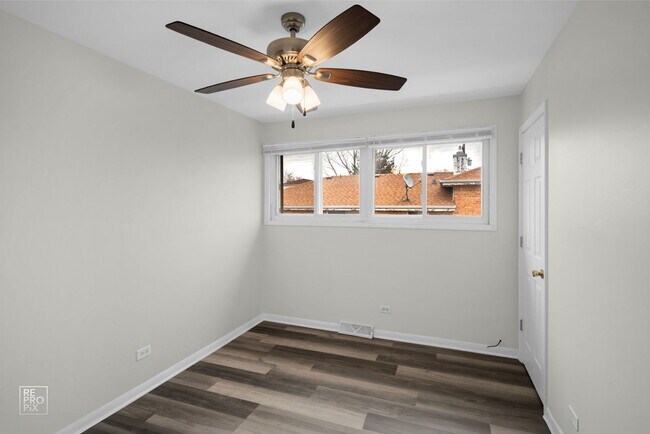 Building Photo - 502 E Memorial Rd