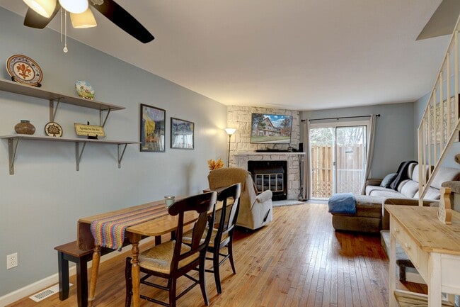 Building Photo - Wonderful 2 bed 2 bath Townhouse with Fire...
