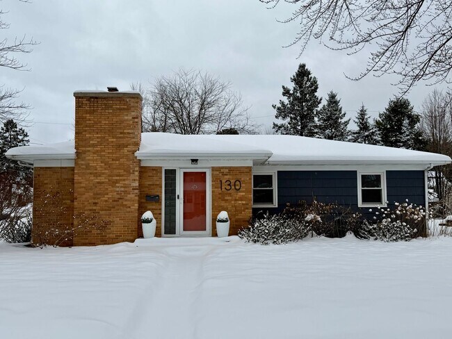 Building Photo - 3 Bed 1.5 Bath Single Family Home in Scholfield