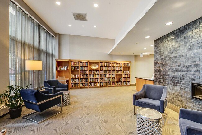 Building Photo - 420 E Waterside Dr