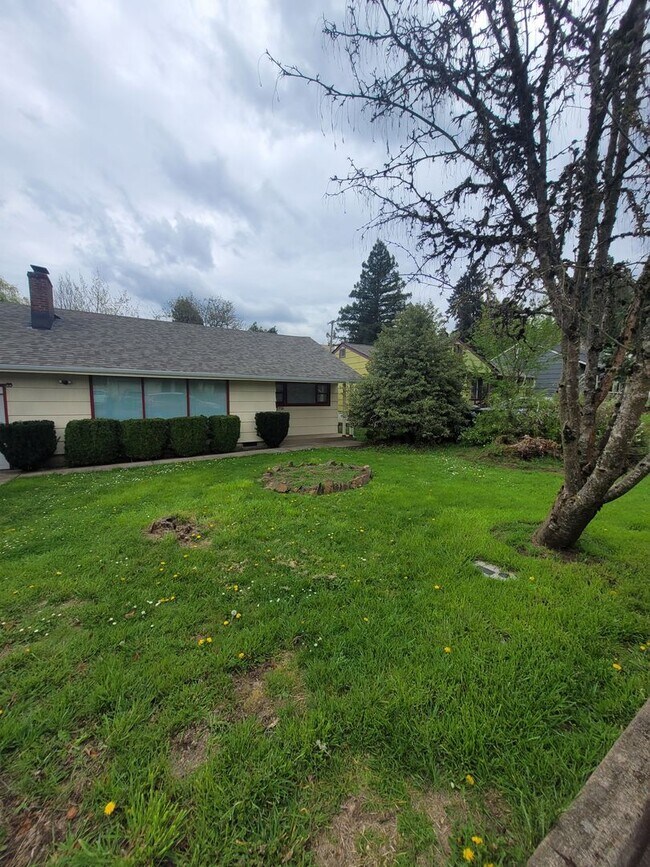 Building Photo - Charming 3BD/1BA located within walking distance to Friendly/College Hill neighborhood Market of ...