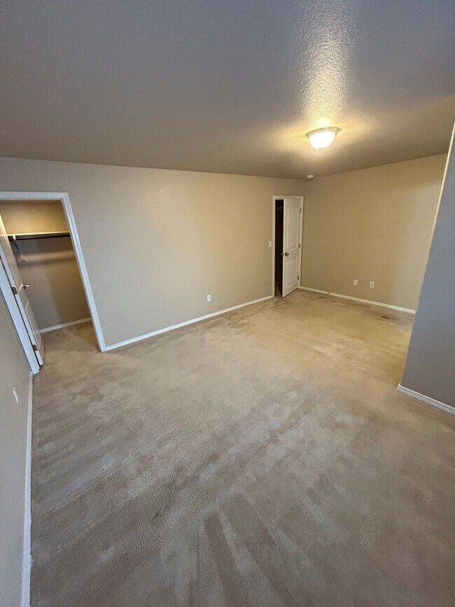 Building Photo - Absolutely Gorgeous 5-Bed 4-Bath with 3-car Garage Home!