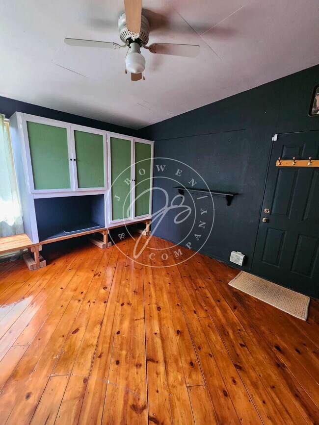 Building Photo - Adorable but unique 3+ bedrooms with bonus rooms! Fenced yard!