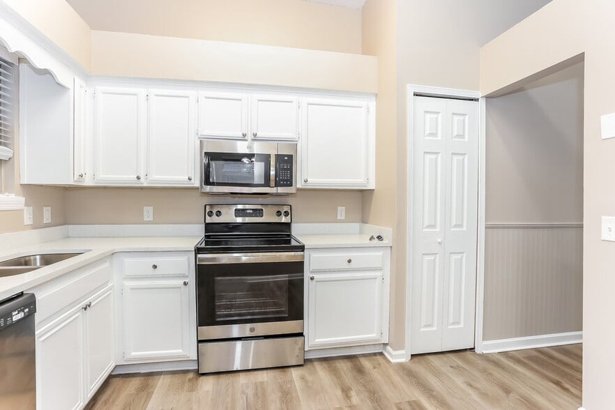 Building Photo - 1704 Sandy Hollow Loop
