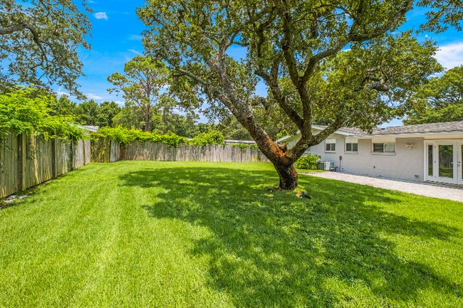 Building Photo - 302 Loruna Dr