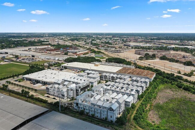 Building Photo - 5815 E Post Oak Ln
