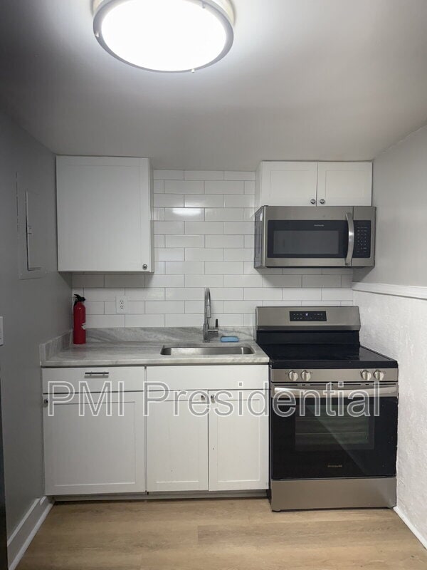 Building Photo - 826 Azalea Ave