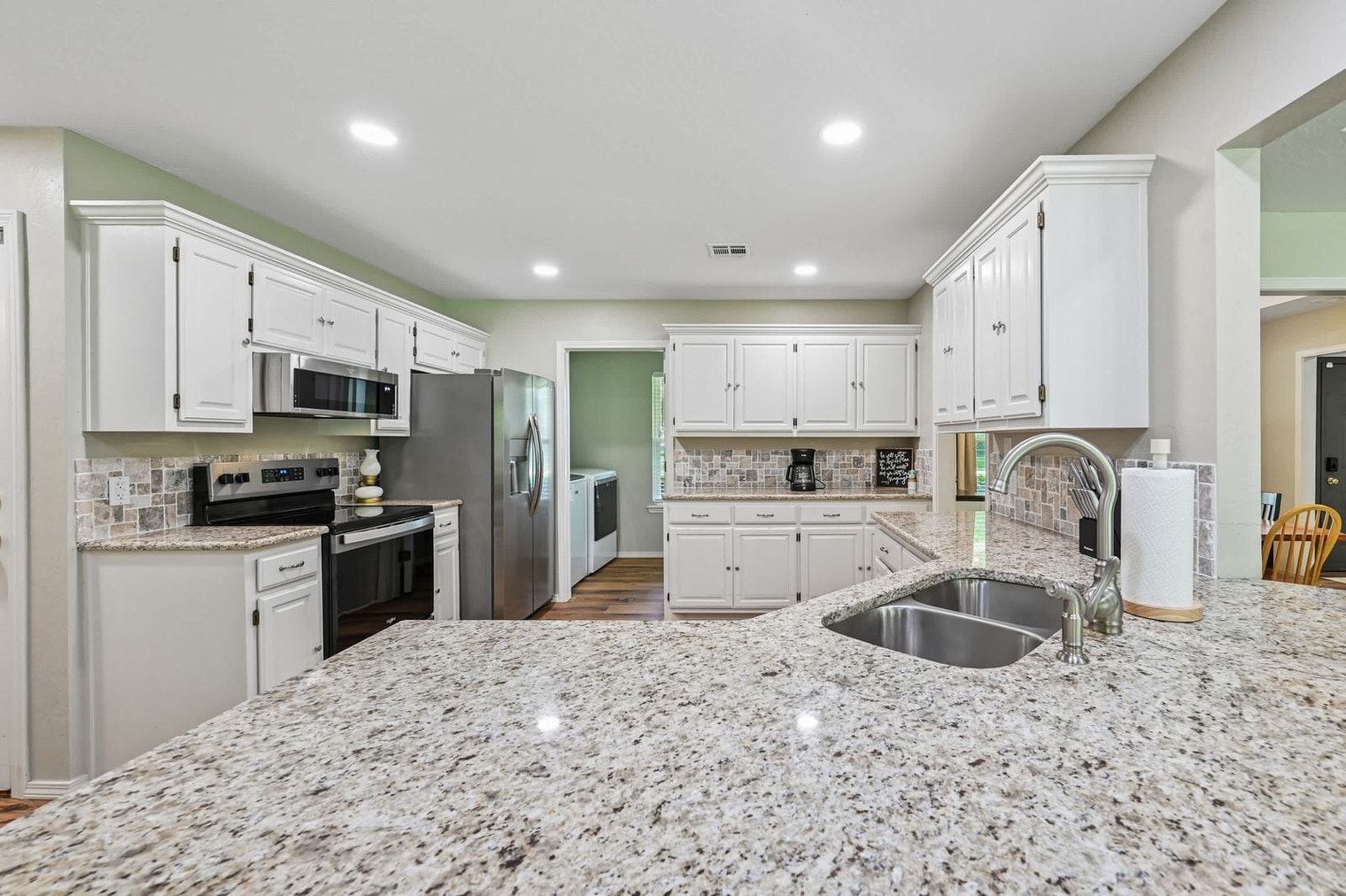 Building Photo - 822 Chatsworth Dr