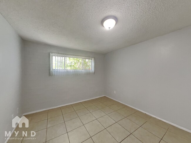 Building Photo - 903 E 5th St