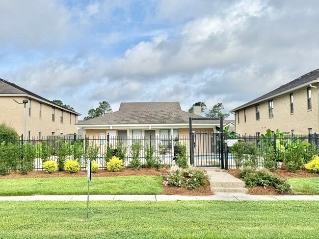 Building Photo - Charming 2 Bed 1 Bath Apartment