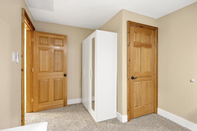 Building Photo - Hillside Hideaway in Historic Virginia Cit...