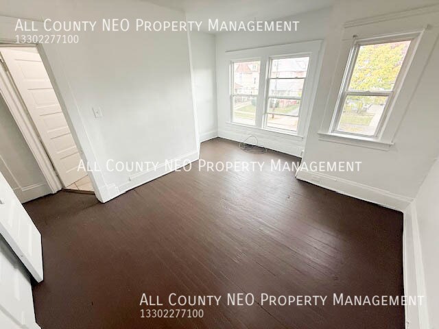Building Photo - 3292 W 98th St