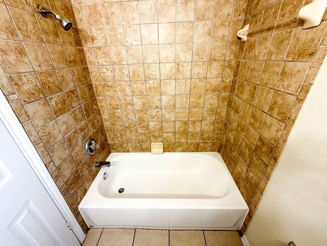 Building Photo - 2607 Bluebonnet Dr