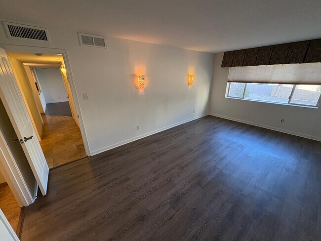 Building Photo - 7850 E Camelback Rd