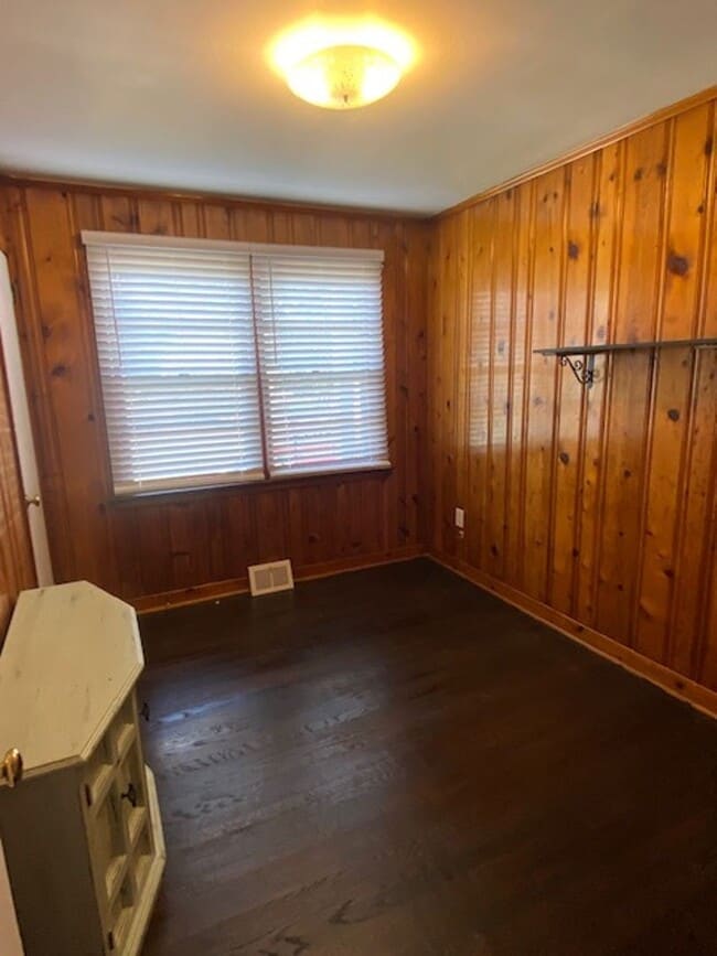 Building Photo - Charming 3 Bedroom Rancher in Staunton Com...