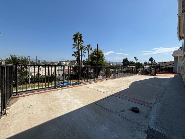 Building Photo - Beautiful 3-Bedroom Single-Story Home in Los Angeles!
