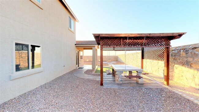 Building Photo - Stunning home 3 bedroom, 2.5 bathroom in West El Paso!