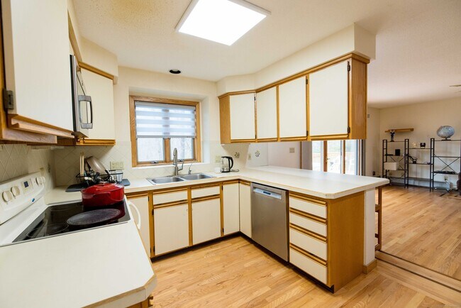 Building Photo - 18 Clifford Ave