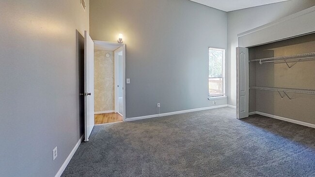 Building Photo - Great 3/2 patio home available now!