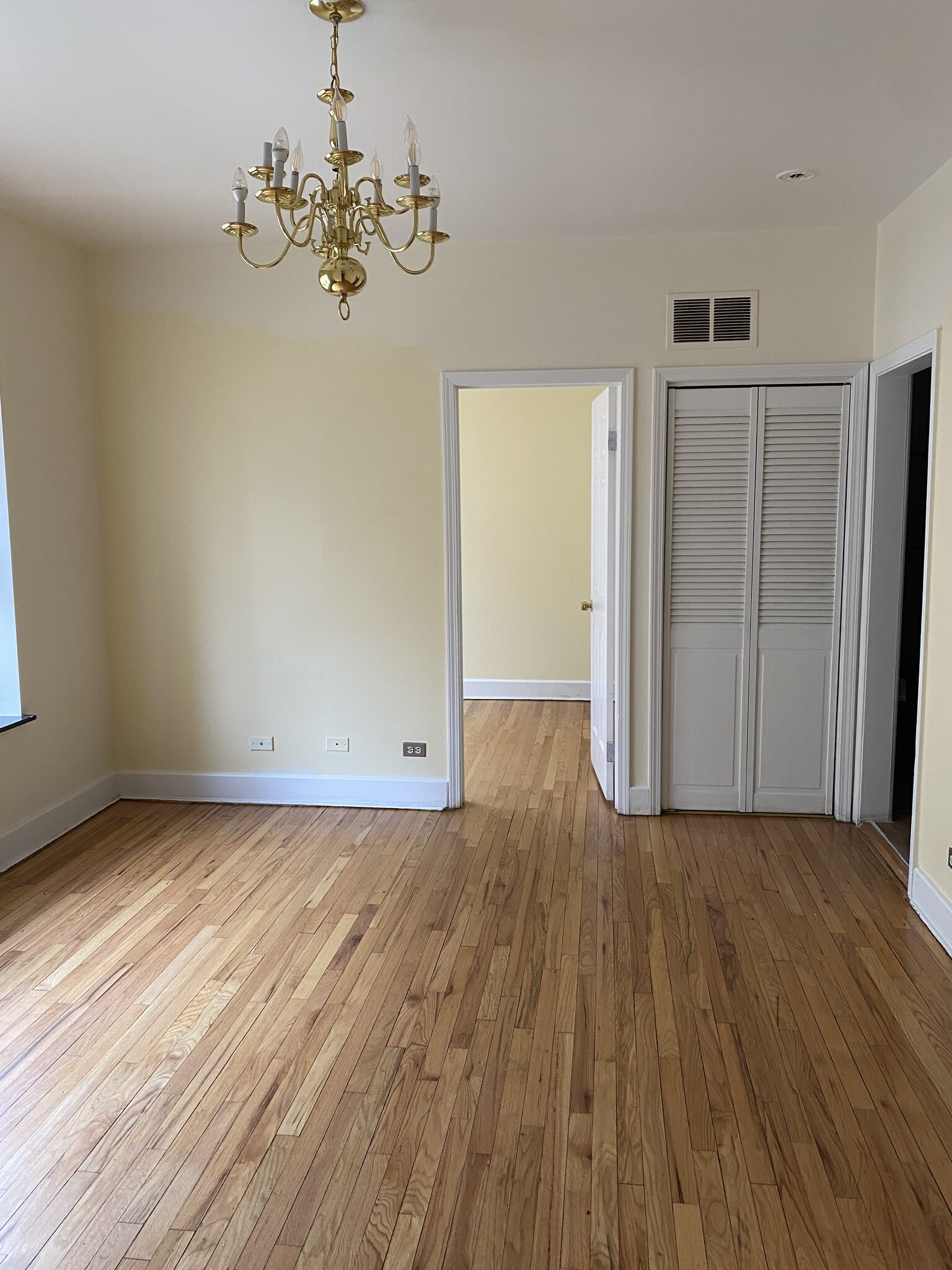 Living Room - 4930 N Kedzie Ave