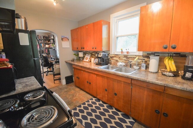 Building Photo - Tucked away, conveniently located, home fo...