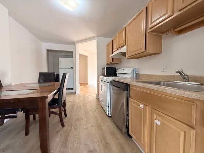 Building Photo - 9-11 Richardson St