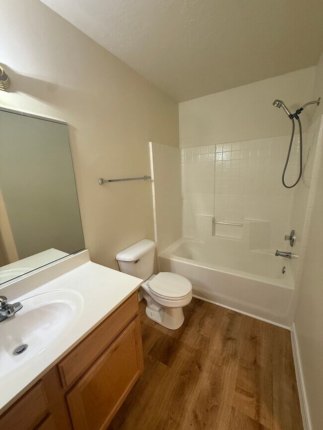 Building Photo - 3 Bedroom 2 Bathroom Home