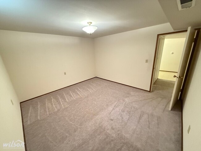 Building Photo - Spacious 4-Bedroom Yakima Home with Hot Tu...