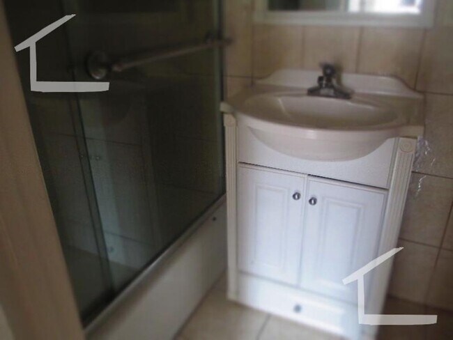 Building Photo - No Brokers Fee, Central BU Location! Walk to School, Central Campus. Central Heat/AC, Laundry on ...