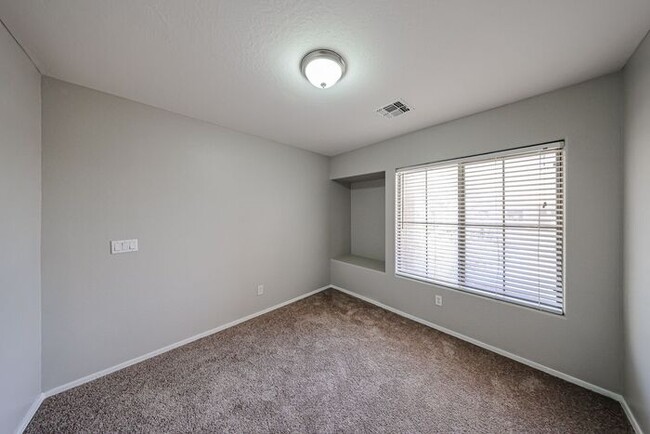 Building Photo - Welcome to this spacious 4 bedroom, 2.5 ba...