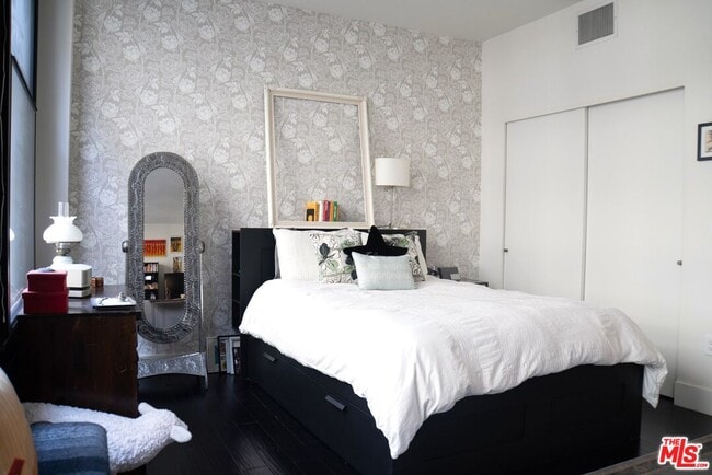 Building Photo - 460 S Spring St