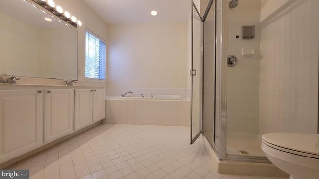 Building Photo - 13037 Town Commons Dr