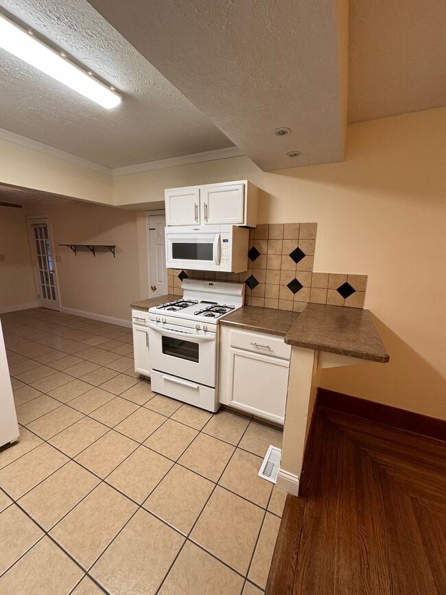 Building Photo - 853 Lawrence Ave