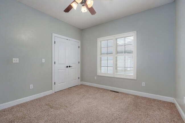Building Photo - Stunning 4 Bedroom house for rent in Roger...